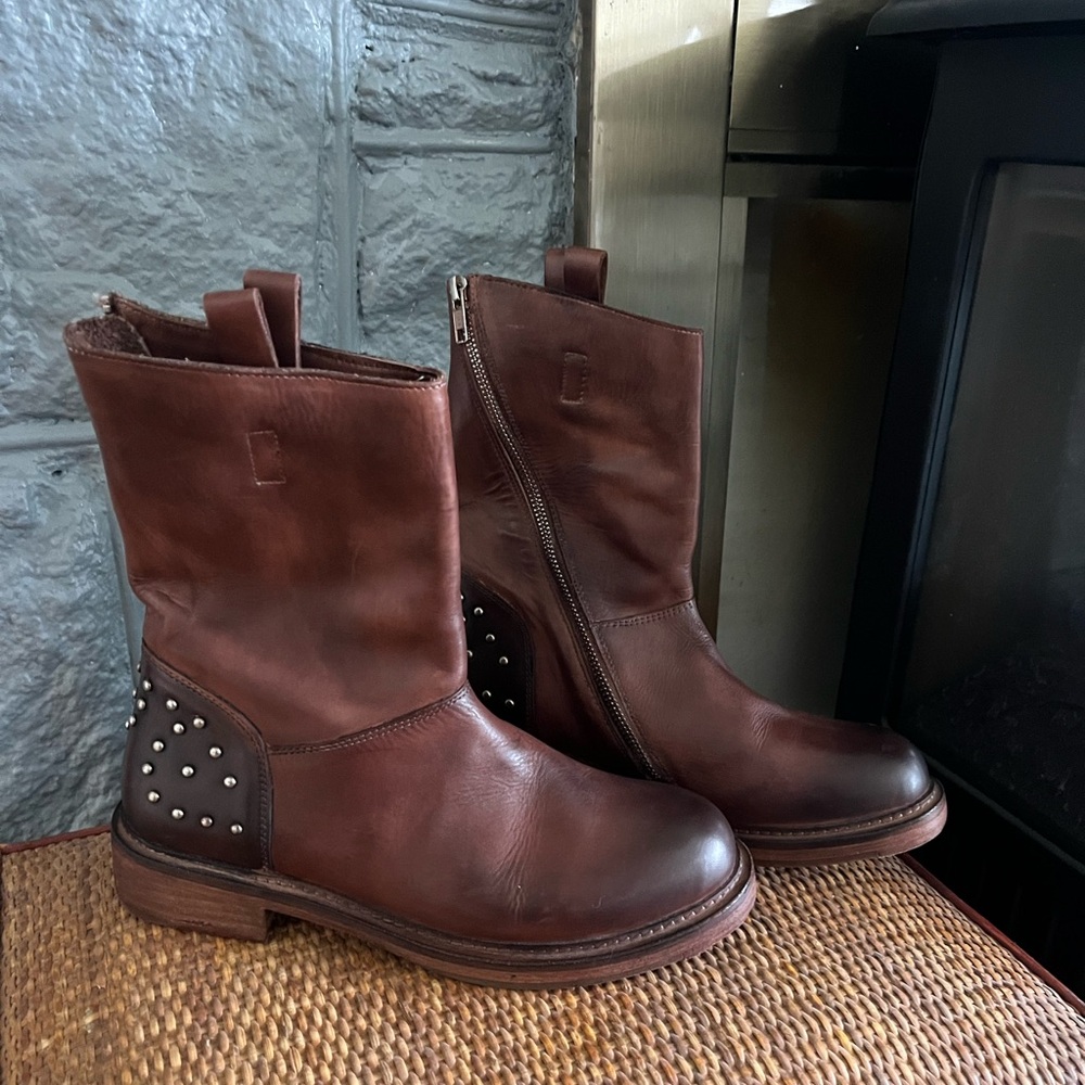 Elegant Brown Leather Ankle Boots - Picture 2 of 5